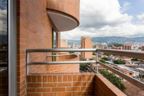 Large 3 bedroom Condo near Poblado w Free Parking